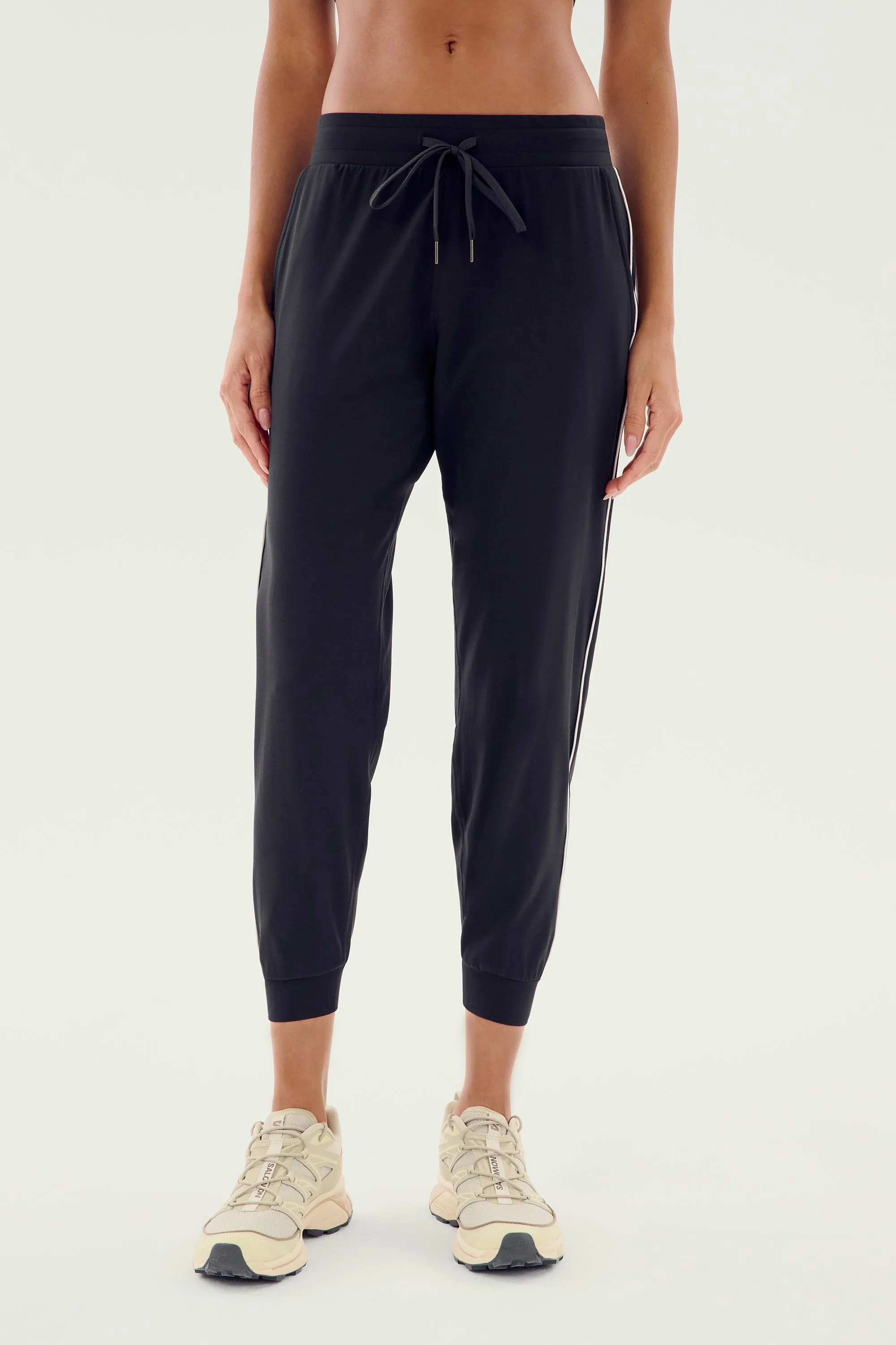 Airweight Jogger 7/8 with Piping - Black/White