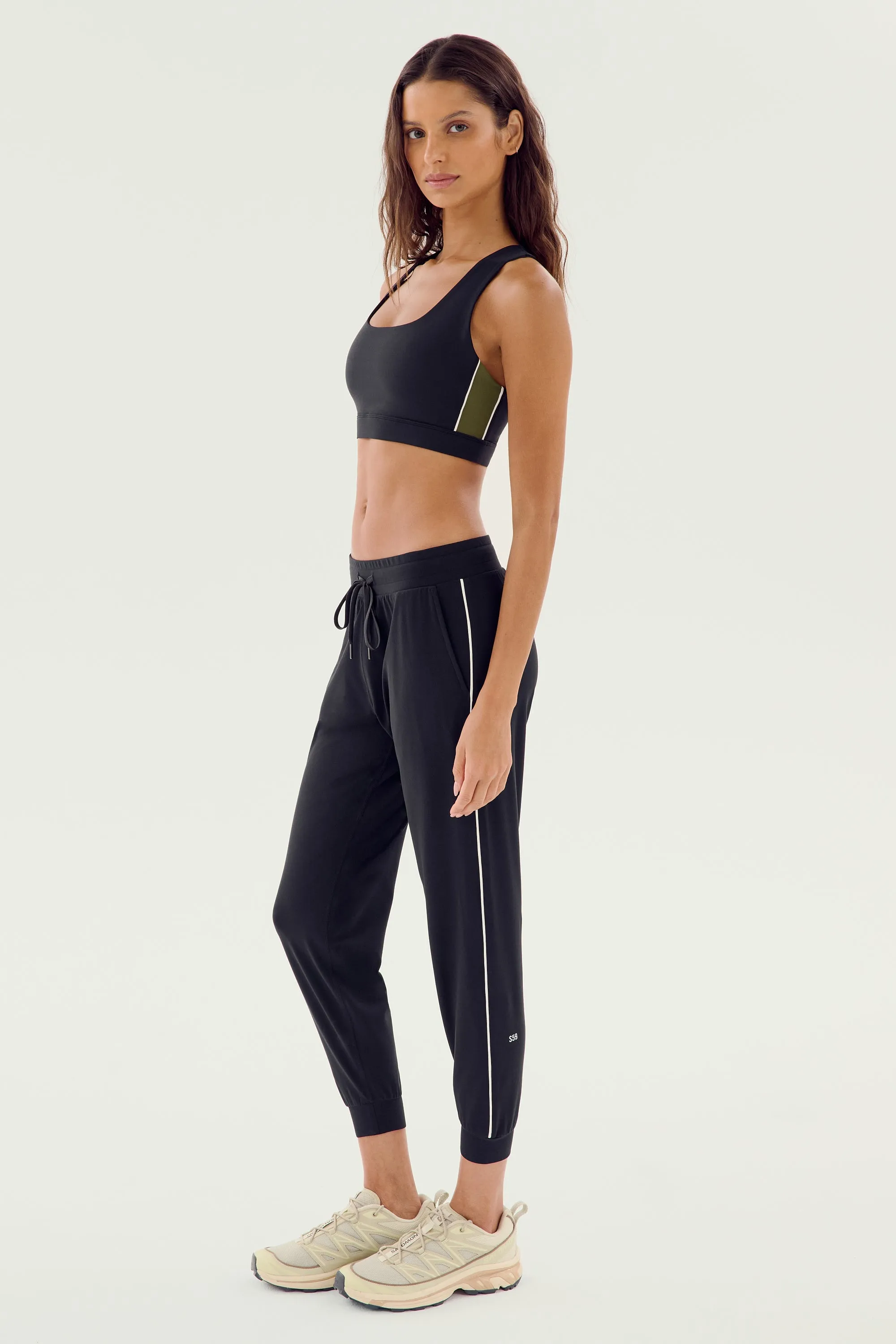 Airweight Jogger 7/8 with Piping - Black/White
