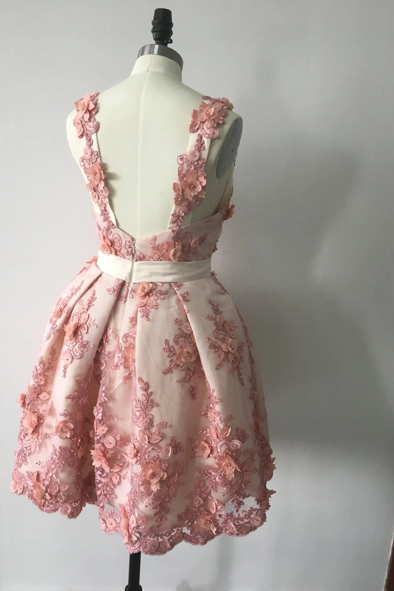 Chic Homecoming Dress A Line V Neck Appliques Flower Sleeveless Tulle Short Prom Dress Party Dress OHM114
