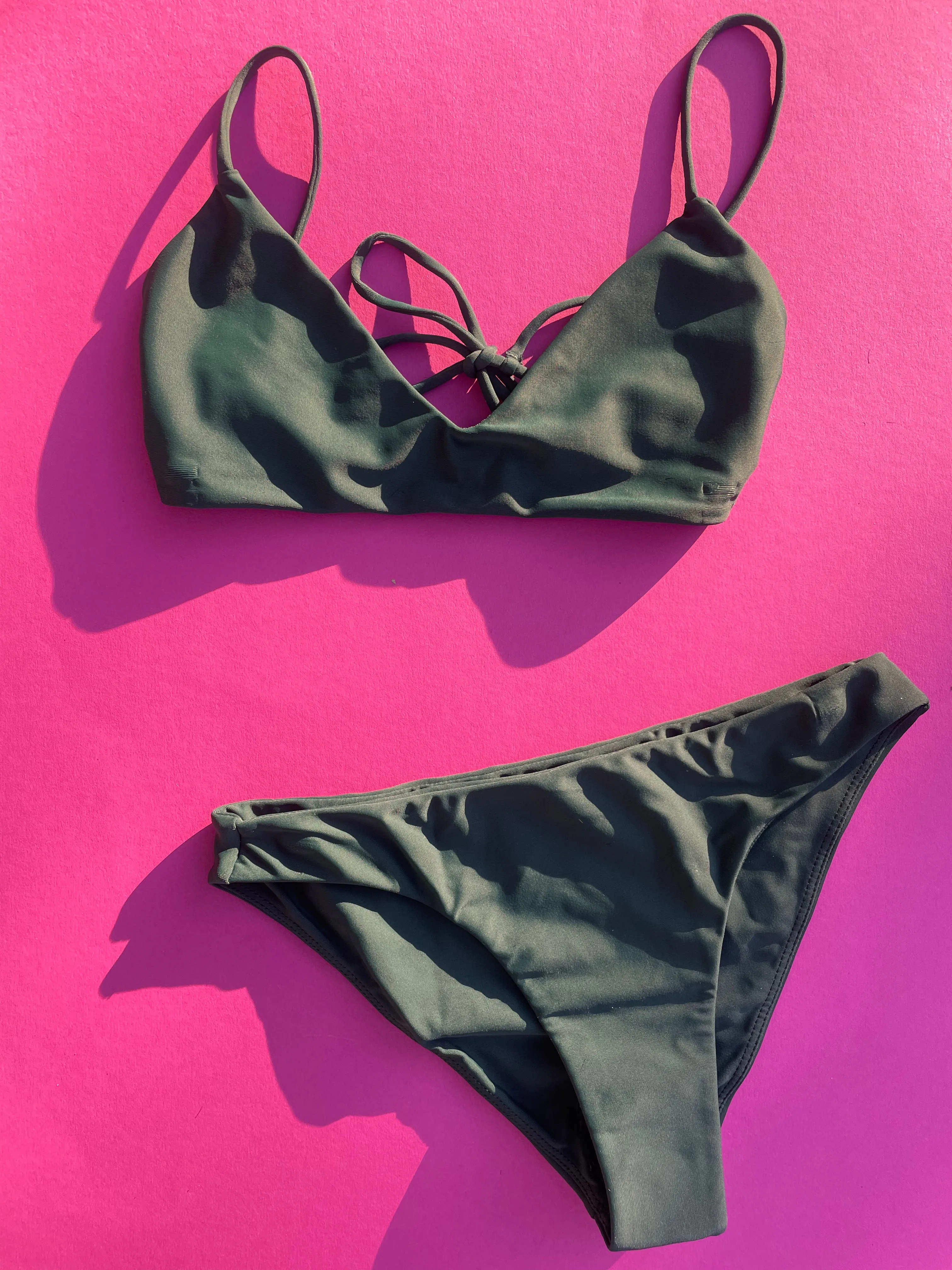 Mikoh: Leia Plunge Sporty Bikini Top - Calypso